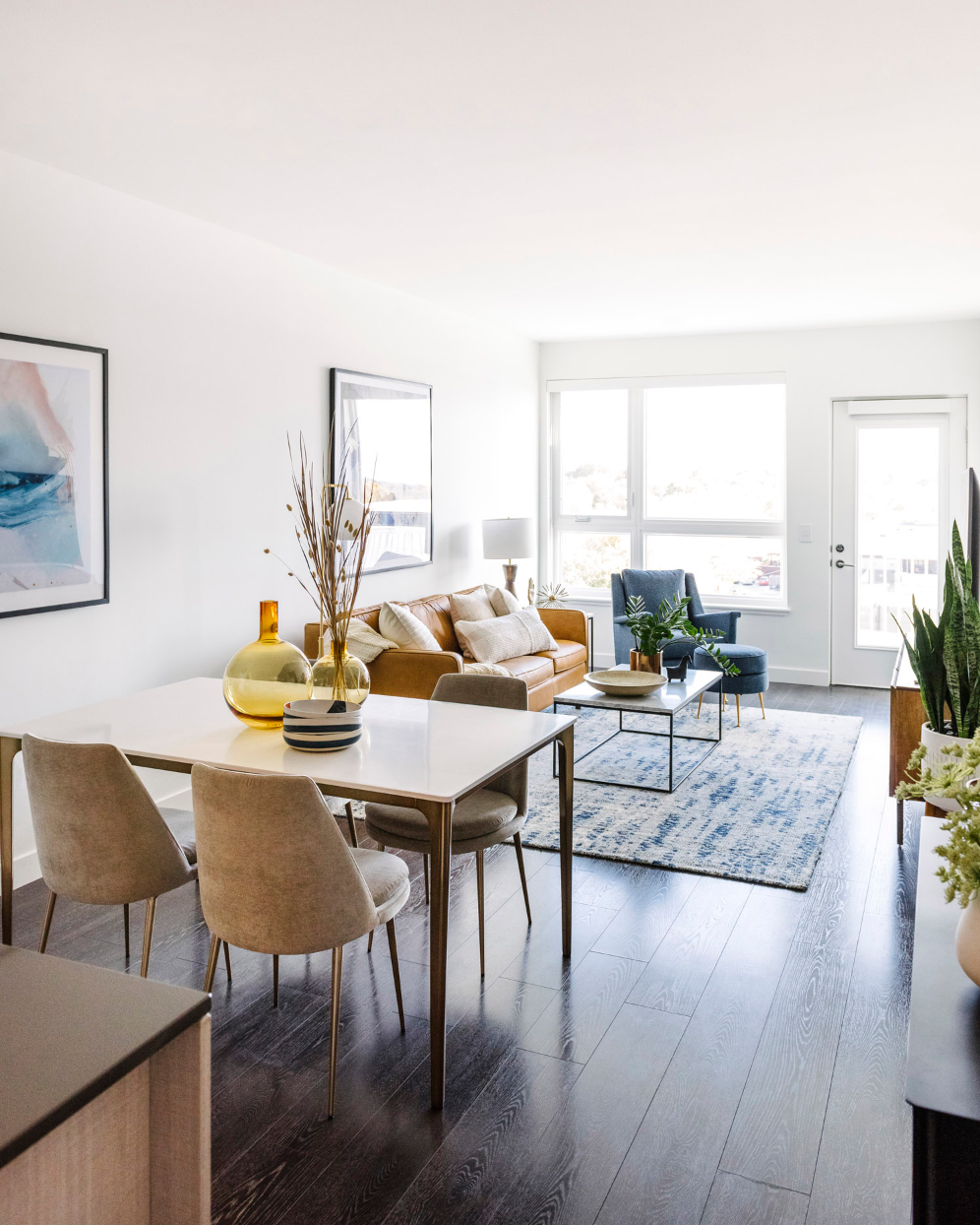 Clean Impression of White Dining Room