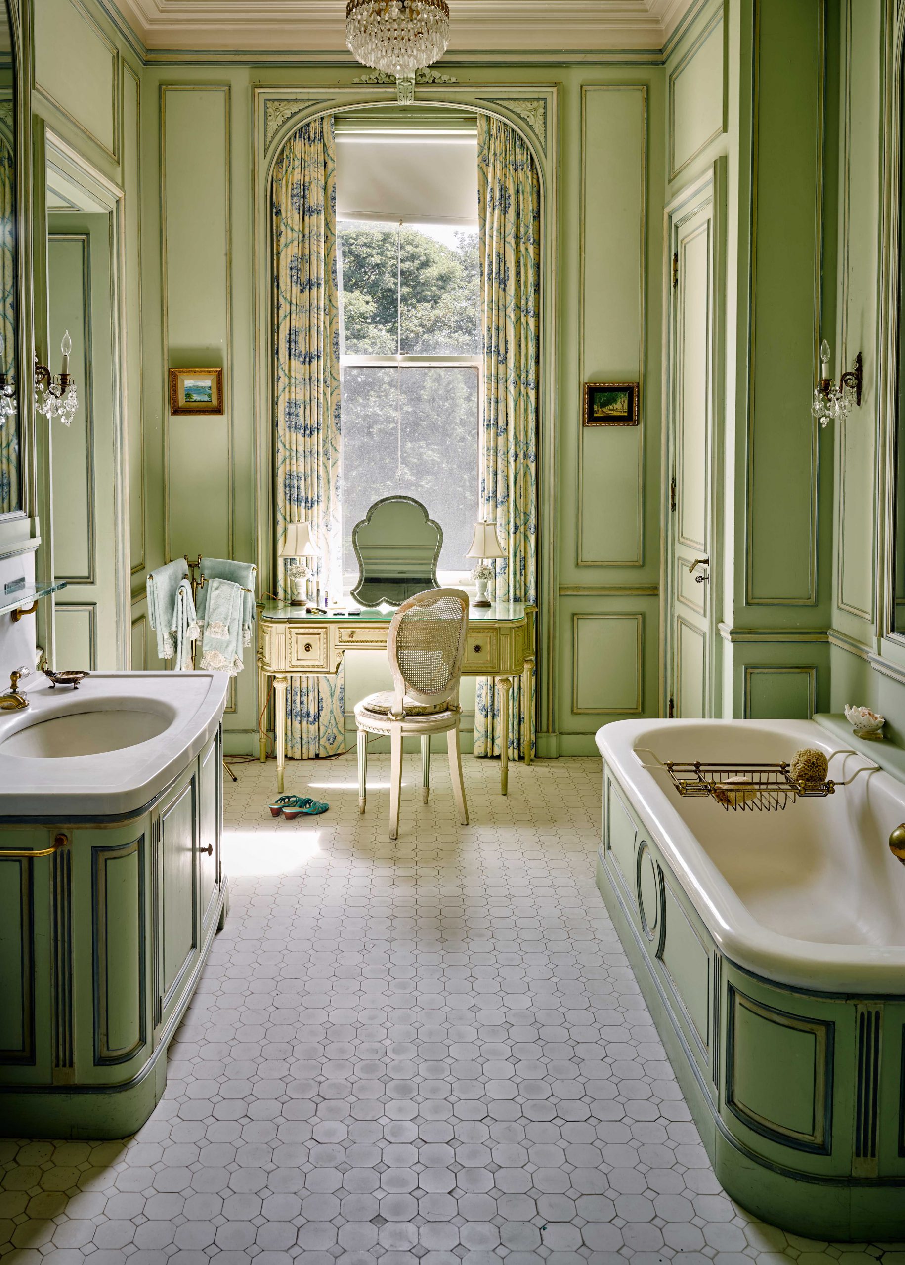 A Vintage Green Bathroom