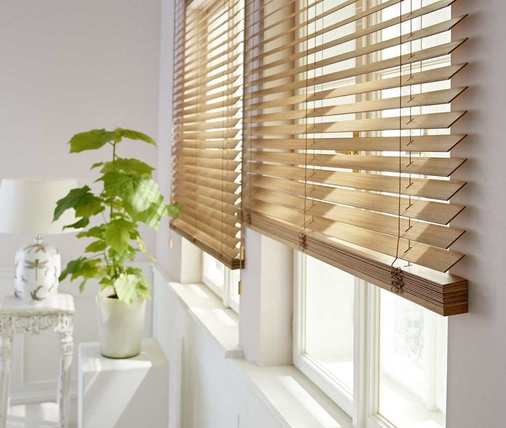 Install a Tropical Blind Curtain for The Window