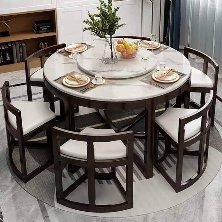 Round Dining Table in Traditional Style