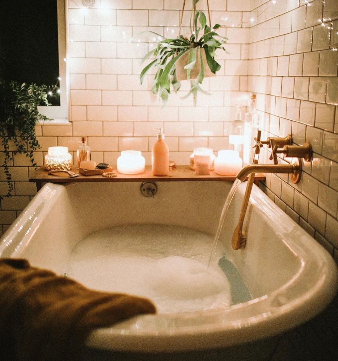 Romantic Lighting for a Relaxing Moment in a Bathtub