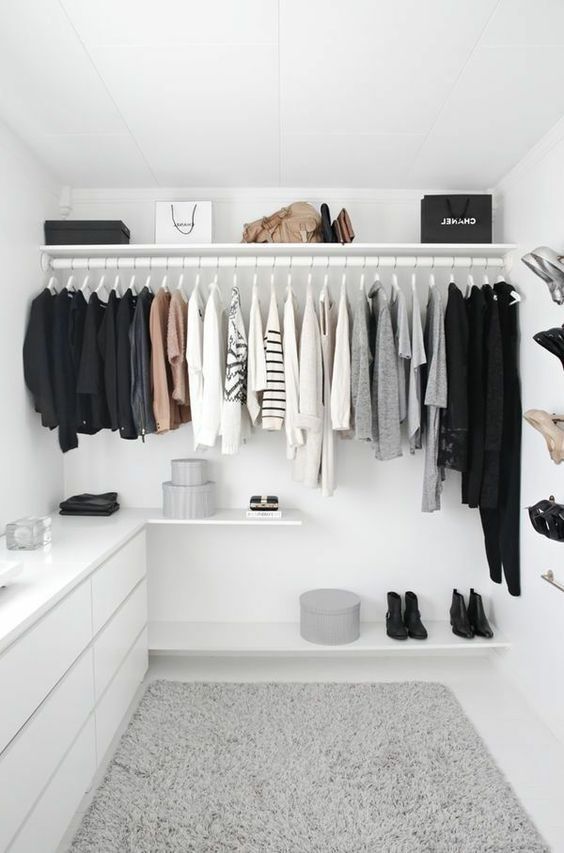 A Simple Walk-in Closet Design