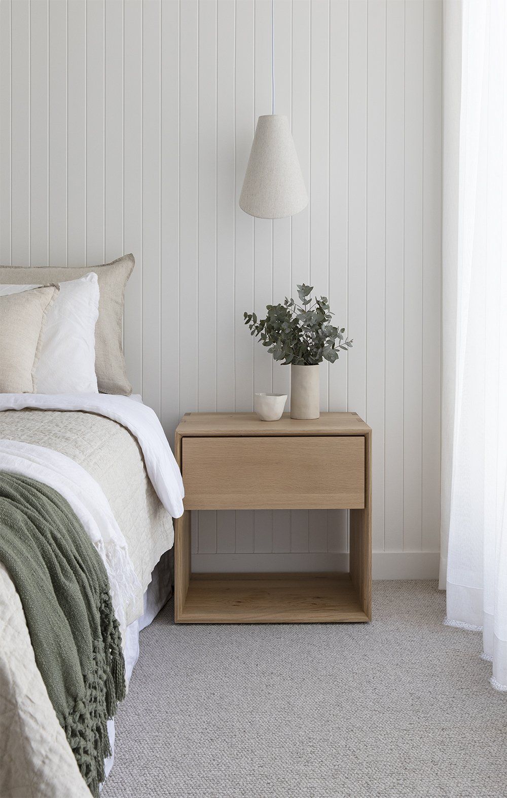 Simple Coastal Bedroom with A Simple Bedside Table