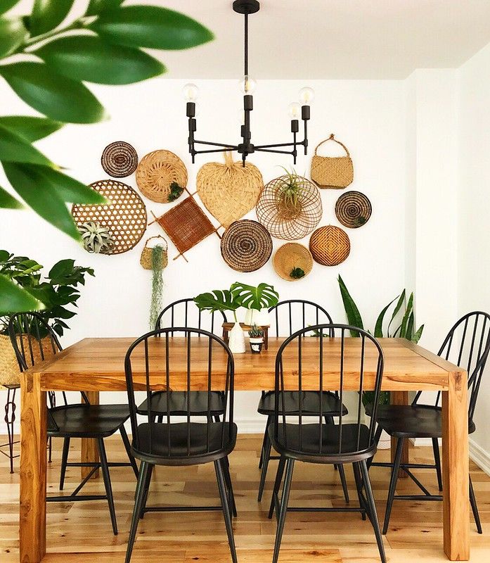 Natural Wall Decor in A Traditional Dining Room
