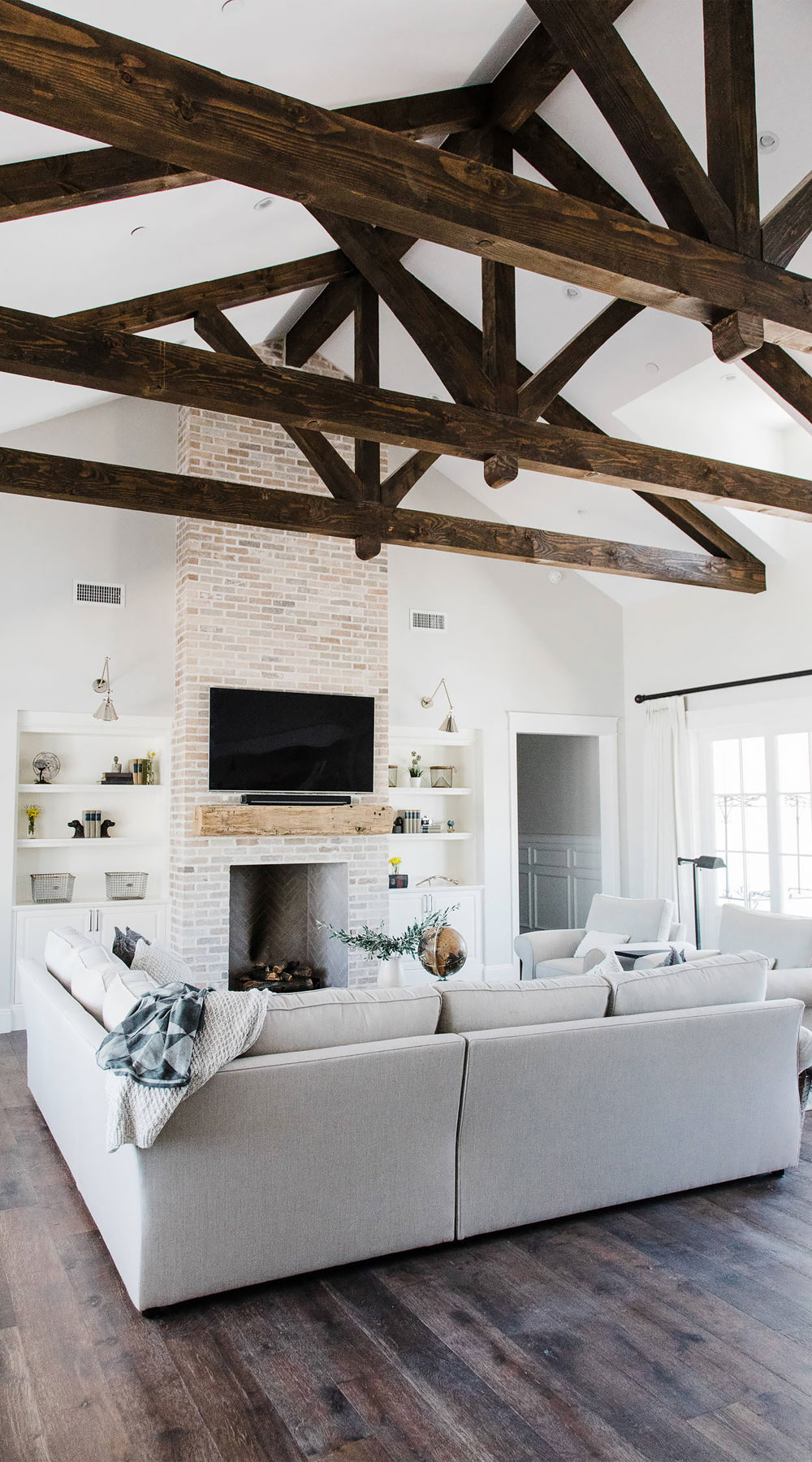 Heavenly Farmhouse Living Room with A Massive Design