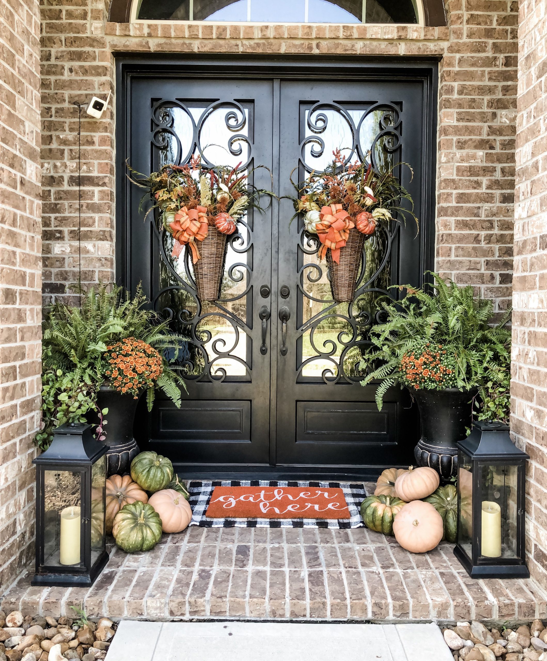Fall Porch Decoration with Natural Elements