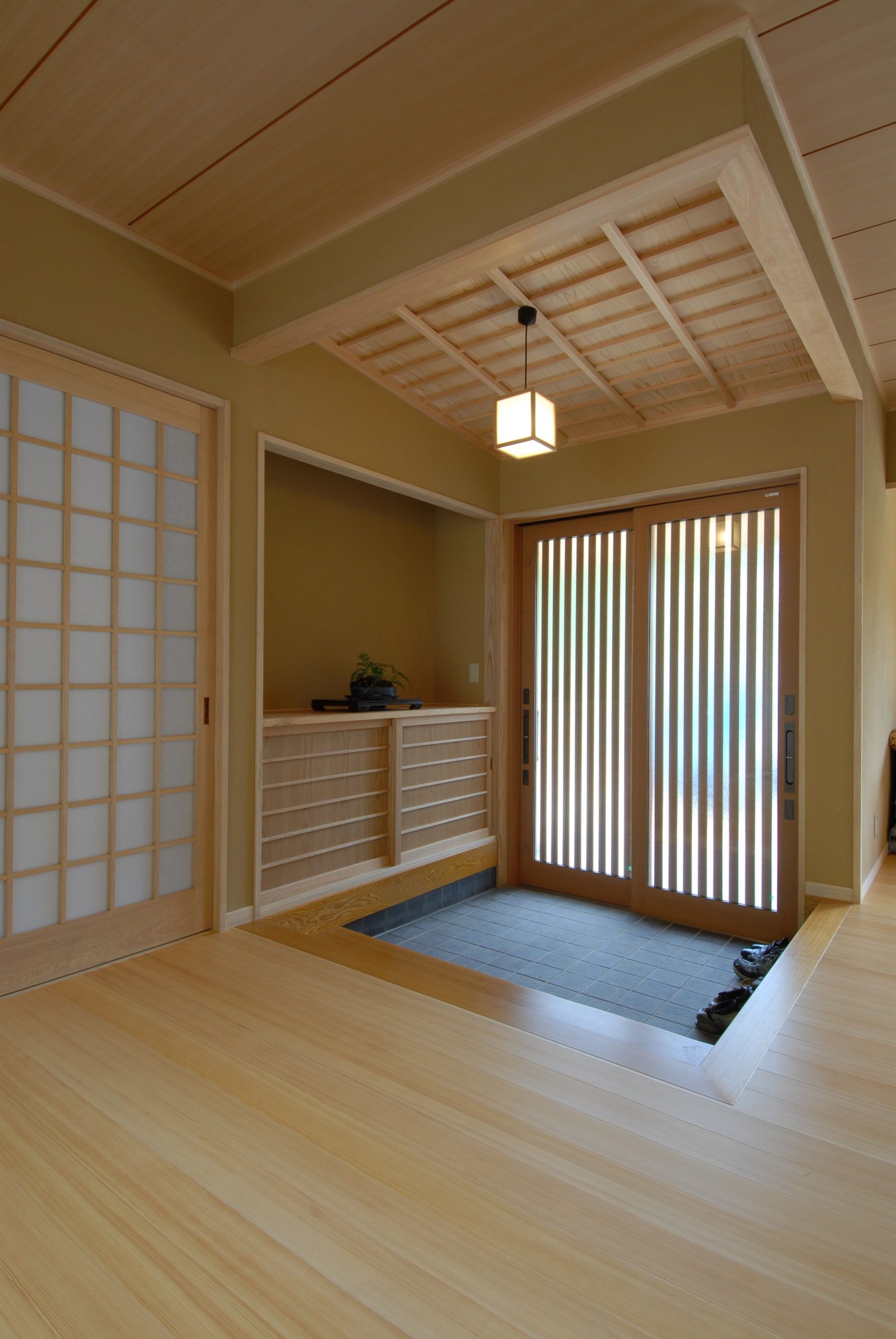 Applying a Minimalist Design to Decorate a Japanese Entrance